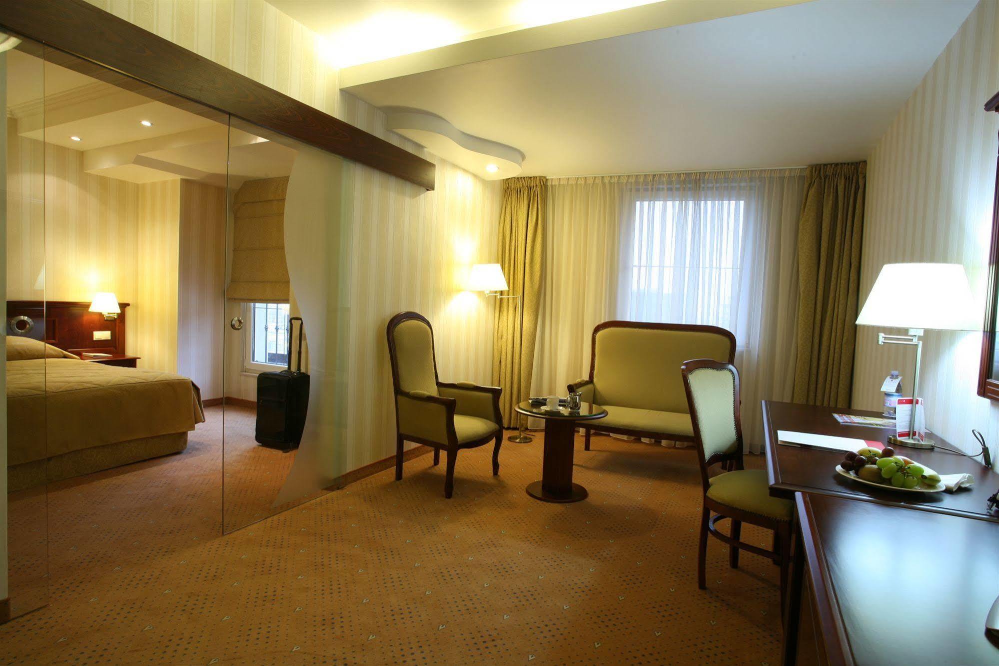 Ramada Hotel & Suites By Wyndham Bucharest North Bilik gambar